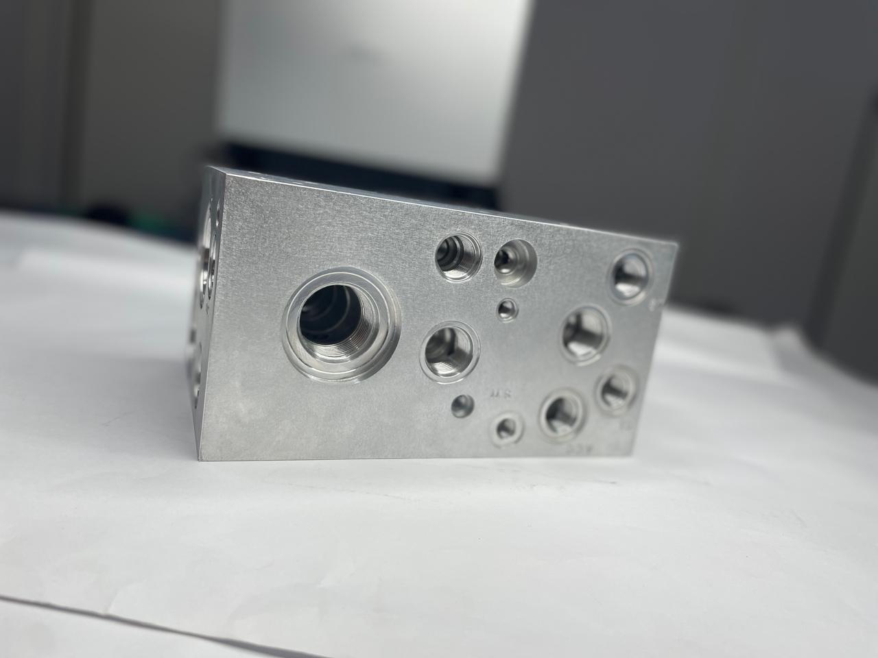 Z5086 - BLOCO HIDRAULICO - COLHEITADEIRA - CASE: 51562915/47533455